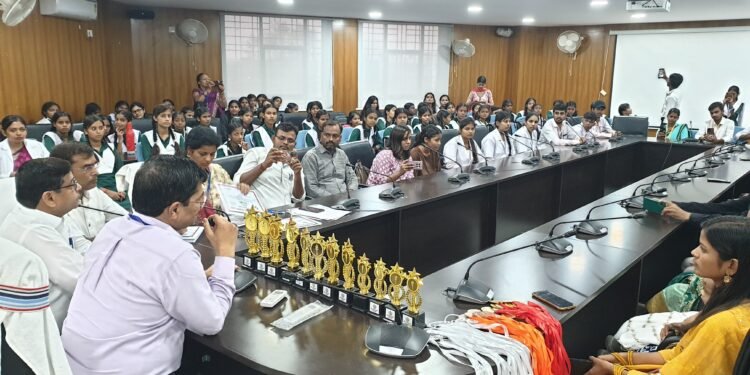 गढ़वा: लाइव म्यूज़िक कन्सर्ट और विभिन्न प्रतियोगिताओं में उत्कृष्ट प्रदर्शन करने वालों को मिला सम्मान