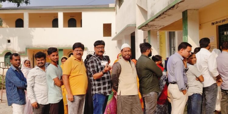 गढ़वा: चुनाव अधिकारी और पुलिस अधीक्षक ने की कड़ी निगरानी, मतदान प्रतिशत में बढ़ोतरी