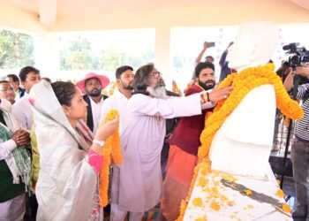 माननीय मुख्यमंत्री श्री हेमन्त सोरेन ने शहीद सोबरन सोरेन को दी विनम्र श्रद्धांजलि