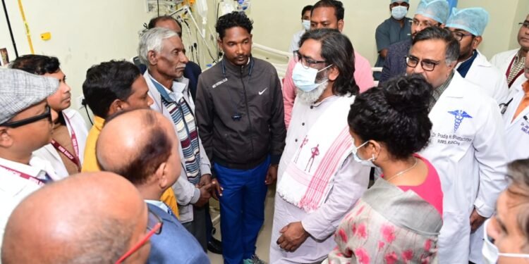 मुख्यमंत्री श्री हेमन्त सोरेन और विधायक श्रीमती कल्पना सोरेन ने धरती आबा भगवान बिरसा मुंडा के वंशज श्री मंगल मुंडा के स्वास्थ्य की जानकारी ली