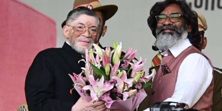 श्री हेमन्त सोरेन ने झारखंड राज्य के मुख्यमंत्री के रूप में ली शपथ, माननीय राज्यपाल श्री संतोष कुमार गंगवार ने पद एवं गोपनीयता की दिलाई शपथ