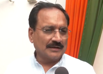 दिल्ली भाजपा अध्यक्ष वीरेंद्र सचदेवा ने संजय सिंह के आरोपों पर कड़ा जवाब दिया, AAP की भ्रष्टाचार को उजागर किया।