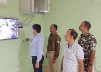 गढ़वा: सदर अनुमंडल पदाधिकारी संजय कुमार ने कंपोजिट कंट्रोल रूम का निरीक्षण किया