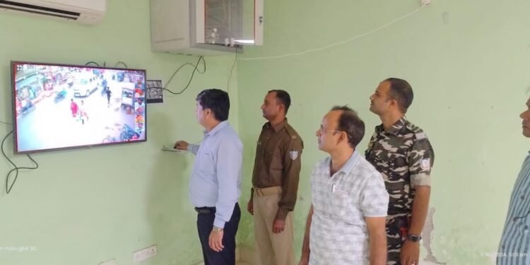 गढ़वा: सदर अनुमंडल पदाधिकारी संजय कुमार ने कंपोजिट कंट्रोल रूम का निरीक्षण किया