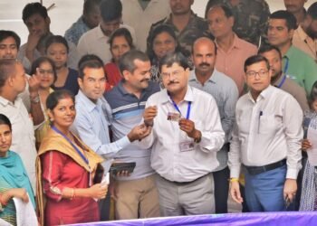 गढ़वा: अधिक मतदान के लिए जिला प्रशासन का ‘सेल्फी विथ एपिक’ अभियान