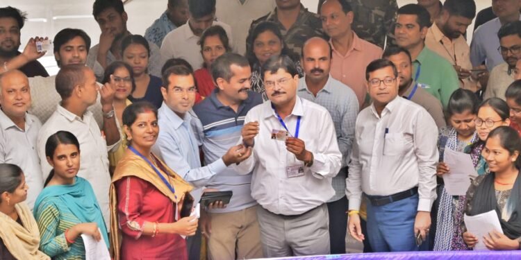 गढ़वा: अधिक मतदान के लिए जिला प्रशासन का ‘सेल्फी विथ एपिक’ अभियान