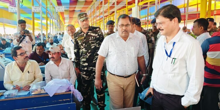 गढ़वा: आयुक्त की अपील: “13 नवंबर को मतदान कर लोकतंत्र को मजबूत बनाएं”