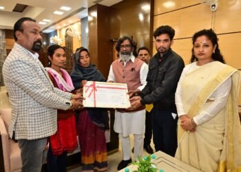 मुख्यमंत्री श्री हेमन्त सोरेन ने शहीद अग्निवीर अर्जुन महतो के परिजनों को सौंपा 10 लाख रुपए का चेक