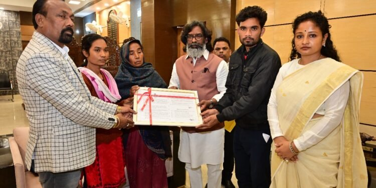 मुख्यमंत्री श्री हेमन्त सोरेन ने शहीद अग्निवीर अर्जुन महतो के परिजनों को सौंपा 10 लाख रुपए का चेक