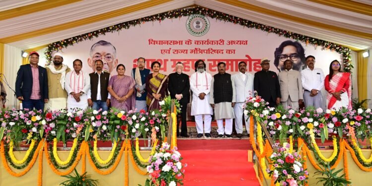 झारखंड कैबिनेट विस्तार: राज्यपाल ने 11 मंत्रियों को दिलाई शपथ
