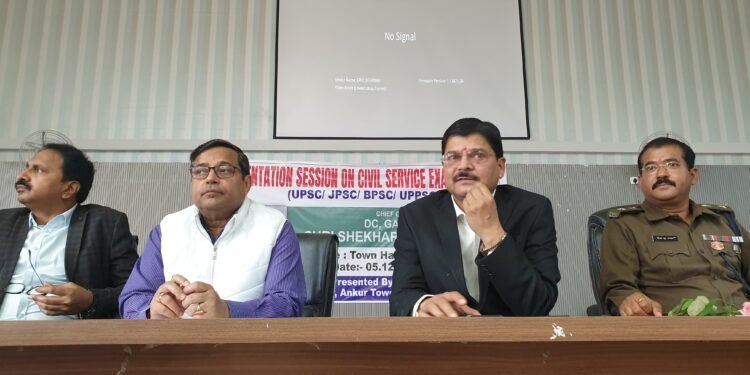 गढ़वा में सिविल सर्विसेज एग्जामिनेशन ओरिएंटेशन सेशन: उपायुक्त ने कहा, ‘विद्यार्थियों में है अपार क्षमता’