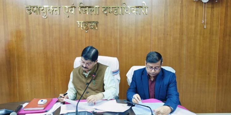 उपायुक्त शेखर जमुआर ने की सभी विभागों में संचालित योजनाओं की समीक्षा: एक सप्ताह में अपूर्ण योजनाओं को पूरा करने का निर्देश