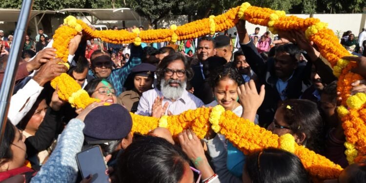 मुख्यमंत्री हेमन्त सोरेन से पोषण सखी दीदियों की मुलाकात: बधाई और शुभकामनाएं