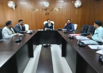 उपायुक्त गढ़वा शेखर जमुआर की अध्यक्षता में कनहर परियोजना पर बैठक, ग्रामीणों को वनरोपण के लिए सहमत करने का निर्देश