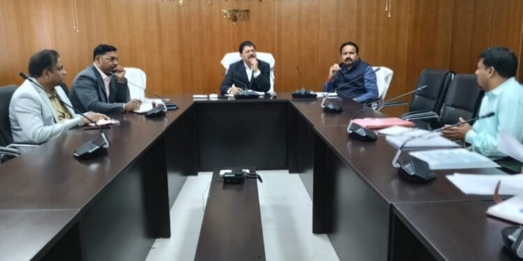 उपायुक्त गढ़वा शेखर जमुआर की अध्यक्षता में कनहर परियोजना पर बैठक, ग्रामीणों को वनरोपण के लिए सहमत करने का निर्देश