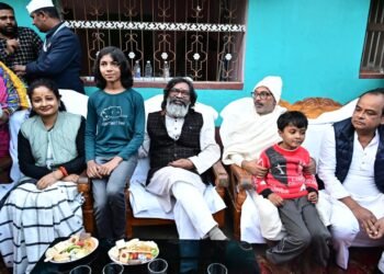 मुख्यमंत्री हेमन्त सोरेन और विधायक कल्पना सोरेन ने दी विधानसभा अध्यक्ष के दिवंगत पिता को श्रद्धांजलि