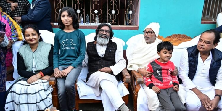 मुख्यमंत्री हेमन्त सोरेन और विधायक कल्पना सोरेन ने दी विधानसभा अध्यक्ष के दिवंगत पिता को श्रद्धांजलि