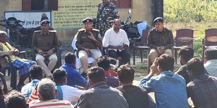 रांची: एसपी सुमित कुमार अग्रवाल का तमाड़ में जन जागरूकता अभियान: अफीम की खेती, महिला उत्पीड़न और अन्य मुद्दों पर चर्चा