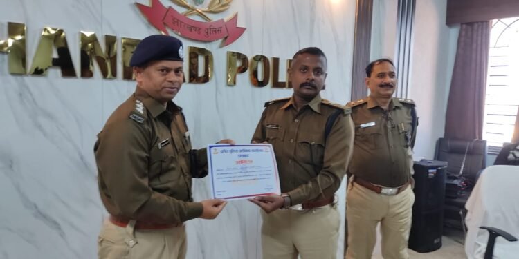 विधानसभा चुनाव में उत्कृष्ट कार्य के लिए 49 पुलिस अधिकारियों और जवानों को एसएसपी ने किया सम्मानित