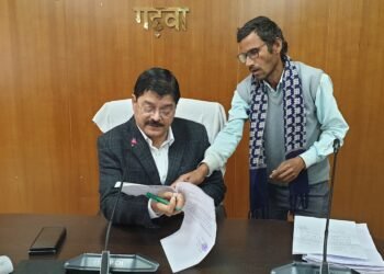 गढ़वा: उपायुक्त शेखर जमुआर ने जनता दरबार में सुनी आमजनों की समस्याएं, त्वरित समाधान के निर्देश