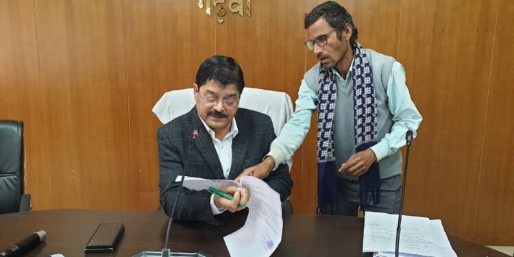 गढ़वा: उपायुक्त शेखर जमुआर ने जनता दरबार में सुनी आमजनों की समस्याएं, त्वरित समाधान के निर्देश