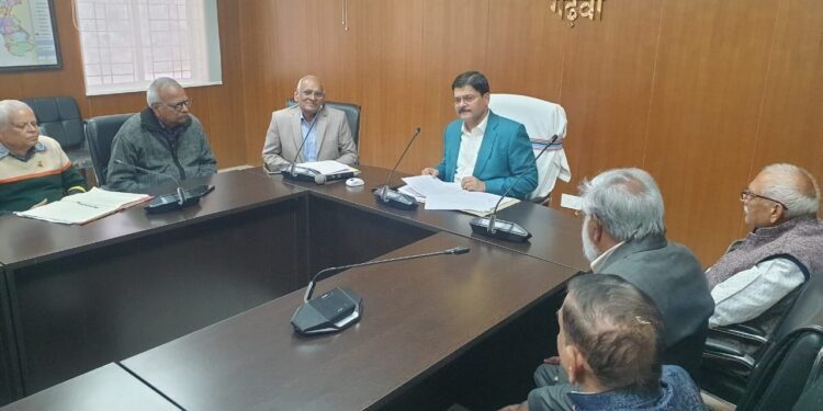 गढ़वा में उपायुक्त की अध्यक्षता में संपन्न हुई भारतीय रेड क्रॉस सोसाइटी की बैठक: रक्तदान और स्वास्थ्य शिविरों पर जोर