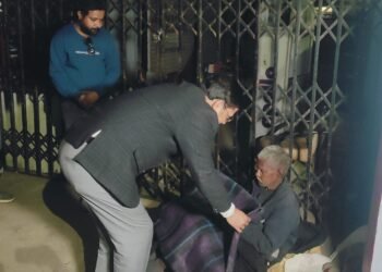गढ़वा: उपायुक्त शेखर जमुआर ने ठंड से बचाव के लिए गरीबों और जरूरतमंदों के बीच कंबल वितरित किए