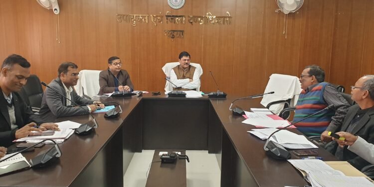 गढ़वा: जिला दंडाधिकारी-सह-उपायुक्त शेखर जमुआर ने नये समाहरणालय स्थित सभागार में तकनीकी विभागों की समीक्षा बैठक की। उन्होंने योजनाओं को निर्धारित समय में गुणवत्ता के साथ पूरा करने के निर्देश दिए और अनुपस्थित अधिकारियों पर नाराजगी व्यक्त की।