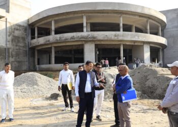 बरेली: जिलाधिकारी रविंद्र कुमार का निरीक्षण: निर्माण सामग्री में खामियां मिलने पर नाराजगी
