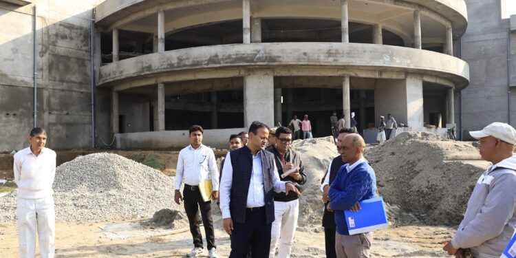 बरेली: जिलाधिकारी रविंद्र कुमार का निरीक्षण: निर्माण सामग्री में खामियां मिलने पर नाराजगी