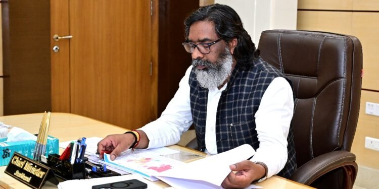 मुख्यमंत्री हेमन्त सोरेन की पहल: विदेश में फंसे 50 झारखण्डी कामगारों की घर वापसी