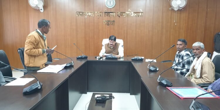 गढ़वा में जनता दरबार: उपायुक्त शेखर जमुआर ने सुनी ग्रामीणों की समस्याएं