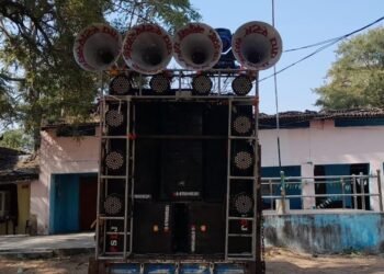गढ़वा। एसडीओ संजय कुमार की बड़ी कार्रवाई: मध्यरात्रि में डीजे सेट जब्त, मैरिज हॉल को नोटिस