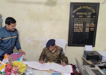 पुलिस अधीक्षक सुमित कुमार अग्रवाल का औचक निरीक्षण: दशमफॉल थाना में लंबित मामलों की समीक्षा और सख्त निर्देश