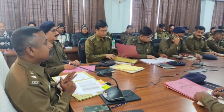 धनबाद: एसएसपी ह्रदीप पी जनार्दनन की मासिक अपराध समीक्षा बैठक: संगठित अपराध और महिला सुरक्षा पर सख्त निर्देश