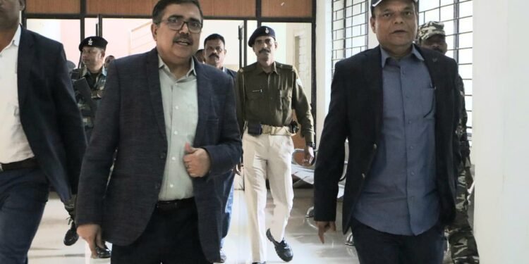 रांची: मंत्री श्री चमरा लिण्डा ने मोरहाबादी स्थित कल्याण कॉम्प्लेक्स में उच्चस्तरीय बैठक कर योजनाओं की समीक्षा की