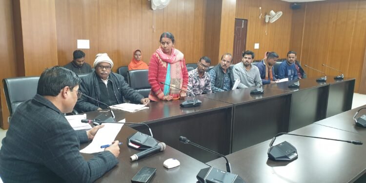गढ़वा: उपायुक्त शेखर जमुआर ने जनता दरबार में सुनी आमजनों की समस्याएं, त्वरित समाधान के दिए निर्देश