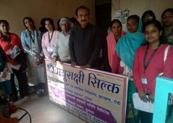 दुमका: एग्रीकल्चर छात्रों ने मयूराक्षी सिल्क उत्पादन केंद्र का किया भ्रमण: तसर कोकून और रेशमी वस्त्र निर्माण की प्रक्रिया को समझा