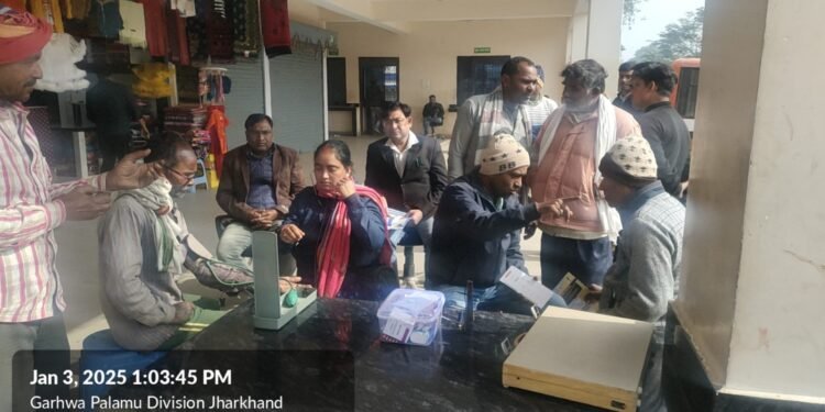 गढ़वा: राष्ट्रीय सड़क सुरक्षा माह 2025: जागरूकता एवं स्वास्थ्य जांच शिविर का आयोजन