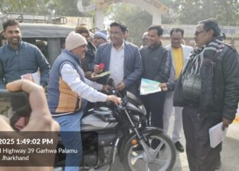 सड़क सुरक्षा माह 2025: गढ़वा में गुलाब फूल देकर यातायात नियमों की जागरूकता