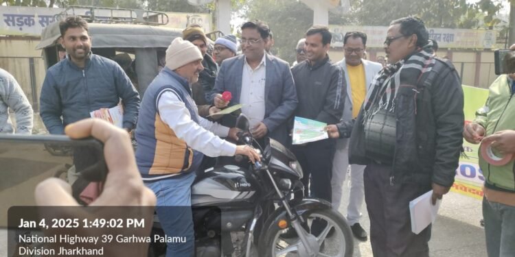 सड़क सुरक्षा माह 2025: गढ़वा में गुलाब फूल देकर यातायात नियमों की जागरूकता