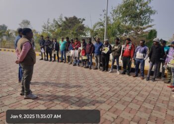 गढ़वा: सड़क सुरक्षा माह के तहत पकड़े गए वाहन चालकों के बीच जागरूकता अभियान आयोजित, जीवन रक्षा और यातायात नियमों का पालन करने की अपील