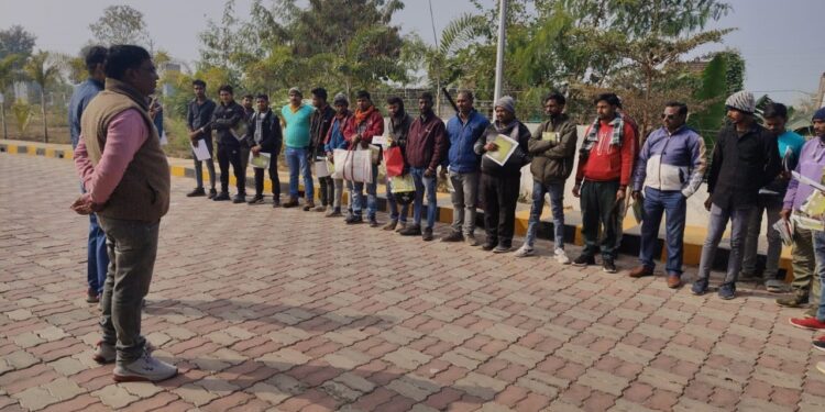  गढ़वा: सड़क सुरक्षा माह के तहत पकड़े गए वाहन चालकों के बीच जागरूकता अभियान आयोजित, जीवन रक्षा और यातायात नियमों का पालन करने की अपील