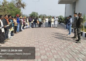 सड़क सुरक्षा माह 2025: गढ़वा में हेलमेट जागरूकता अभियान