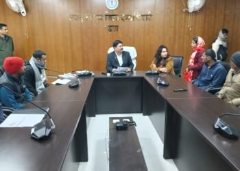 गढ़वा: जनता दरबार में उपायुक्त शेखर जमुआर ने सुनी लोगों की समस्याएं, समाधान का दिया आश्वासन