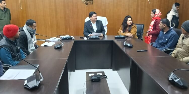 गढ़वा: जनता दरबार में उपायुक्त शेखर जमुआर ने सुनी लोगों की समस्याएं, समाधान का दिया आश्वासन