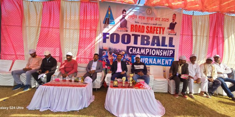 गढ़वा: सड़क सुरक्षा फुटबॉल मैच का आयोजन: जागरूकता के लिए खेल का इस्तेमाल