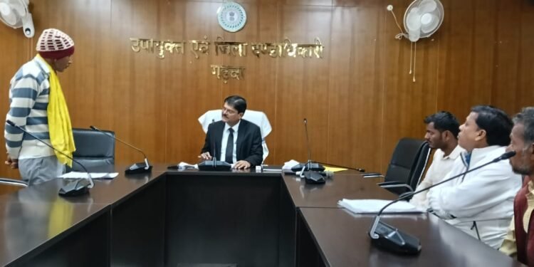 उपायुक्त ने जनता दरबार में सुनी लोगों की समस्याएं, समाधान का दिया आश्वासन