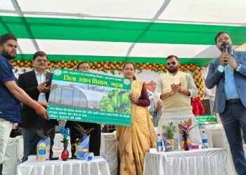 गढ़वा: उपायुक्त और अन्य अतिथियों द्वारा दीप प्रज्वलित कर कृषि मेला का भव्य शुभारंभ, 800 किसानों ने लिया भाग