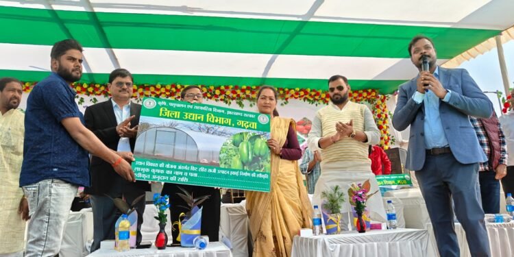 गढ़वा: उपायुक्त और अन्य अतिथियों द्वारा दीप प्रज्वलित कर कृषि मेला का भव्य शुभारंभ, 800 किसानों ने लिया भाग